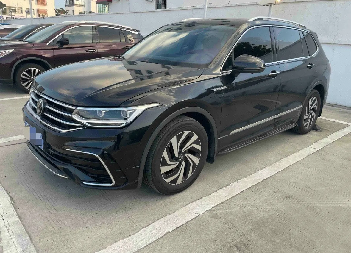 Open image lightbox: Volkswagen 2024 Tiguan L R-Line 2.0TSI 330TSI Two‑wheel‑drive R‑Line Dragon Glory Edition Automatic