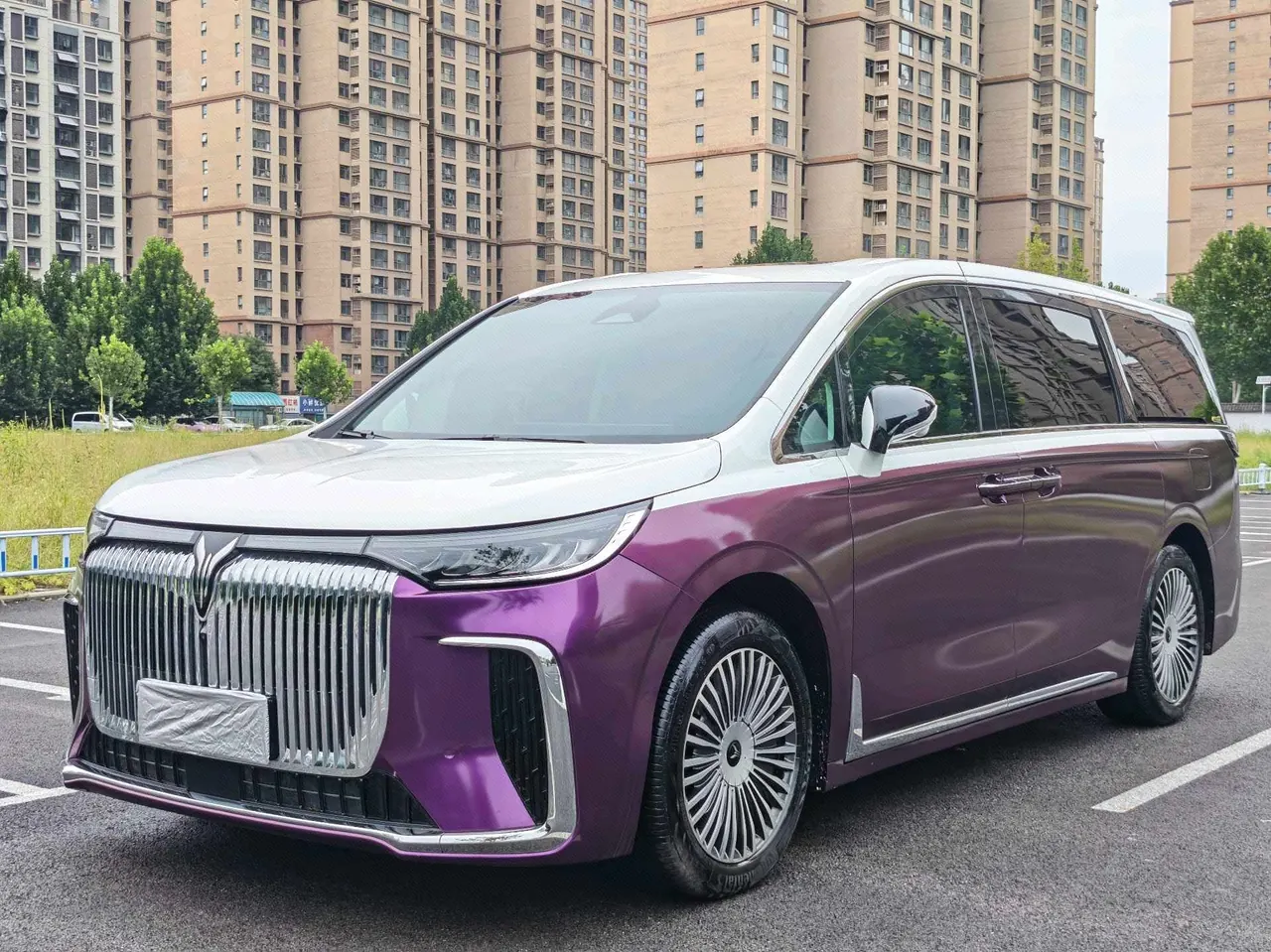 Open image lightbox: Voyah 2025 Model Dreamer PHEV 1.5T Four-Wheel-Drive Excellence Kunpeng Version Automatic Transmission