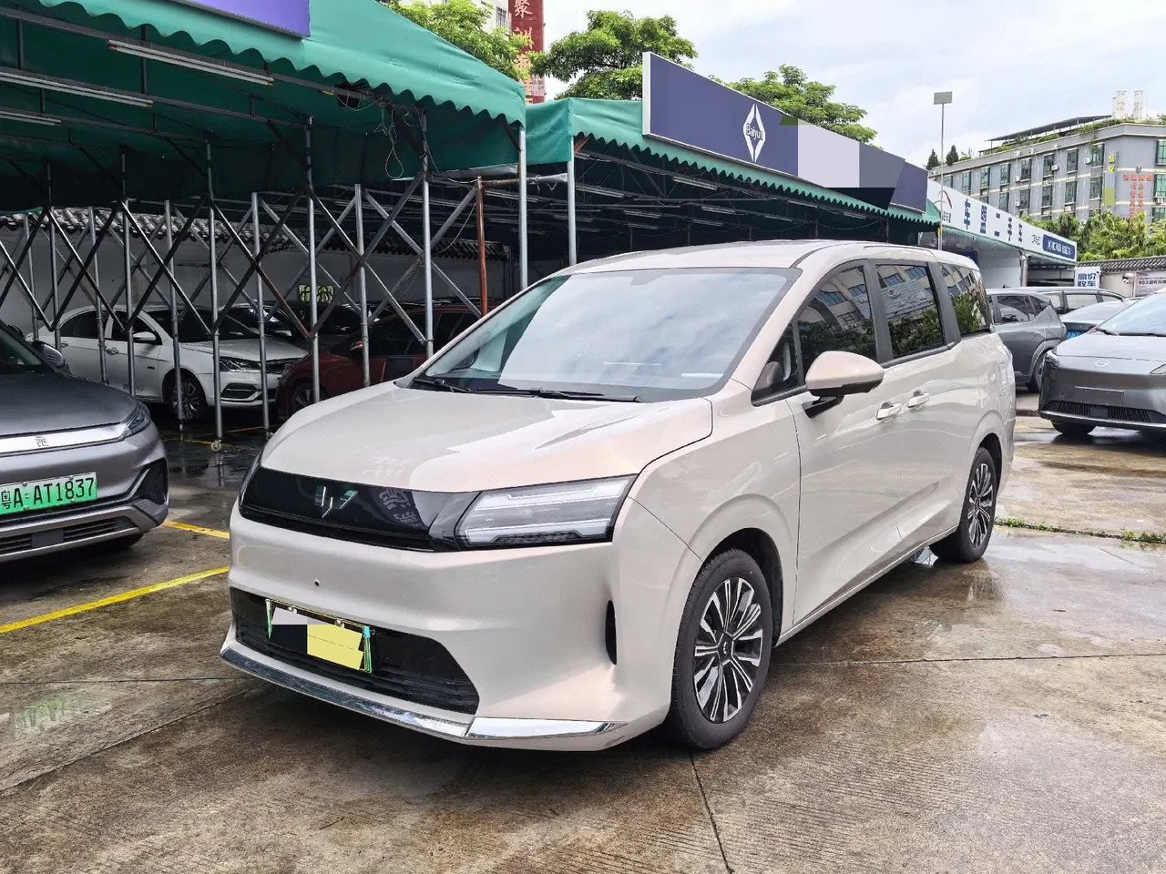 WuLing 2025 Starlight 730 500km Luxury Automatic Gear - View 1