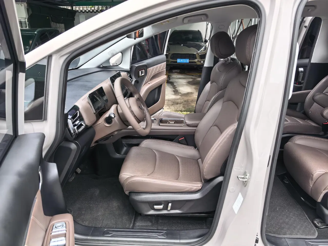 WuLing 2025 Starlight 730 500km Luxury Automatic Gear 3