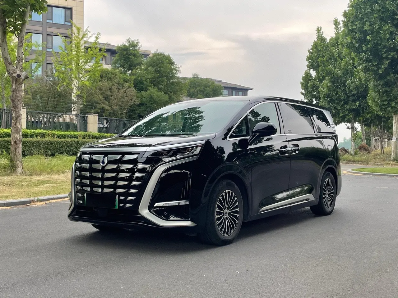 打开图片灯箱:Denza 2022 Denza D9 DM-i 1.5T Stepless 970 Four-wheel Drive Honorable Automatic Gear