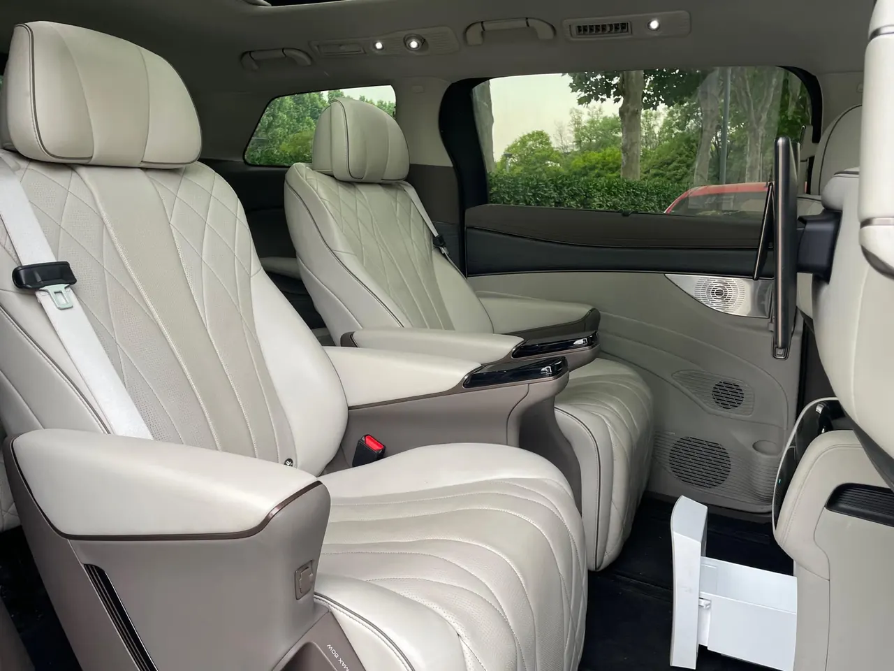 Denza 2022 Denza D9 DM-i 1.5T Stepless 970 Four-wheel Drive Honorable Automatic Gear 12