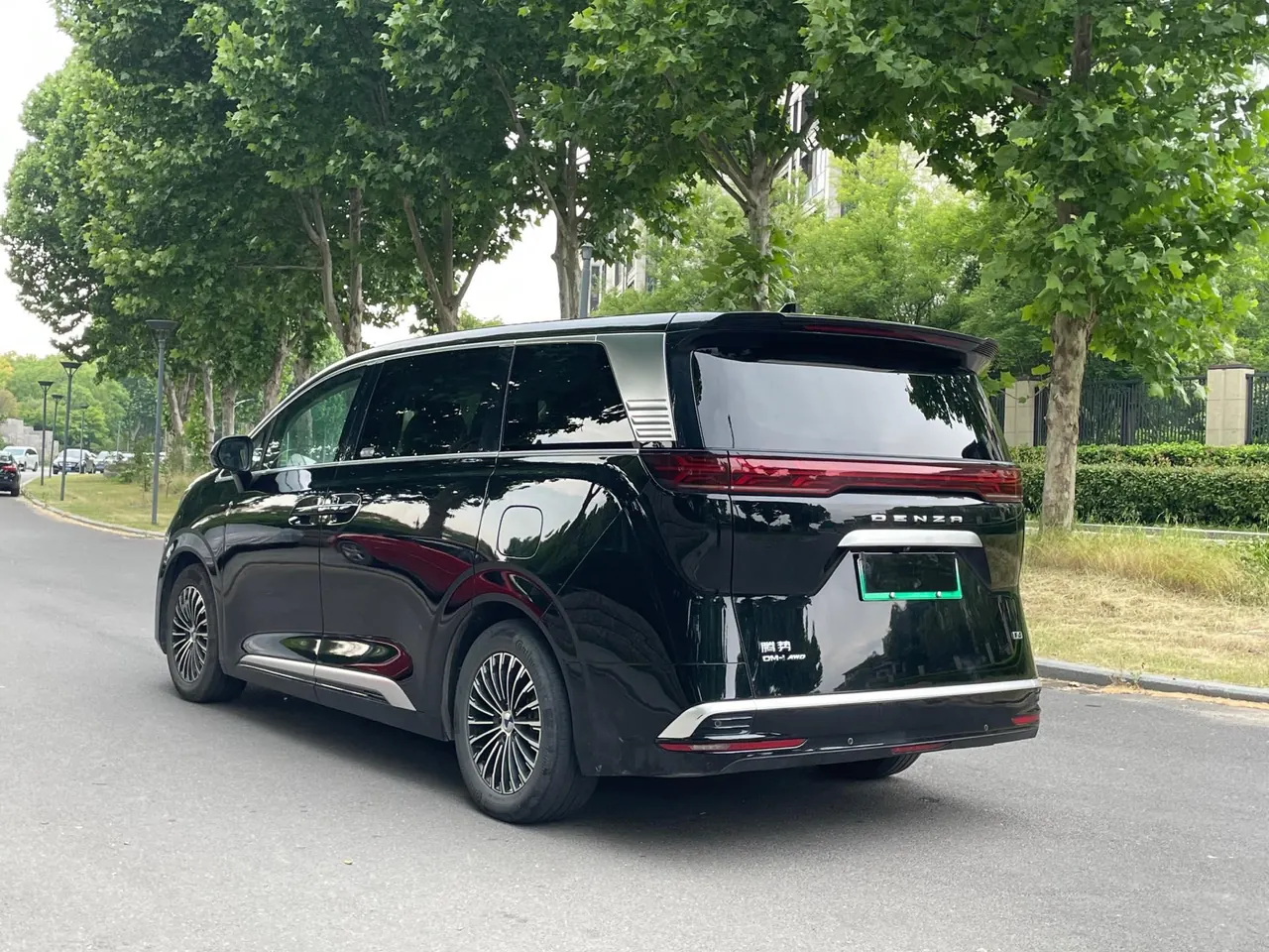 Denza 2022 Denza D9 DM-i 1.5T Stepless 970 Four-wheel Drive Honorable Automatic Gear 18