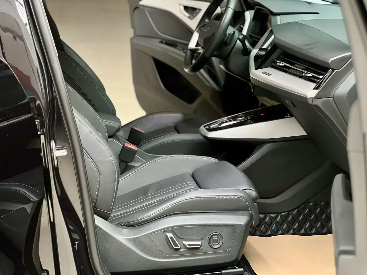 Audi 2023 Q5 e-tron 40 Shining Royal Suit Automatic Gear 4