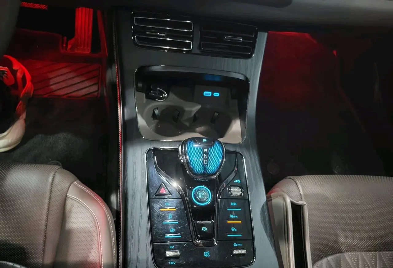 BYD 2023 Han DM-i 1.5T stepless champion version 121KM exclusive automatic gear 3