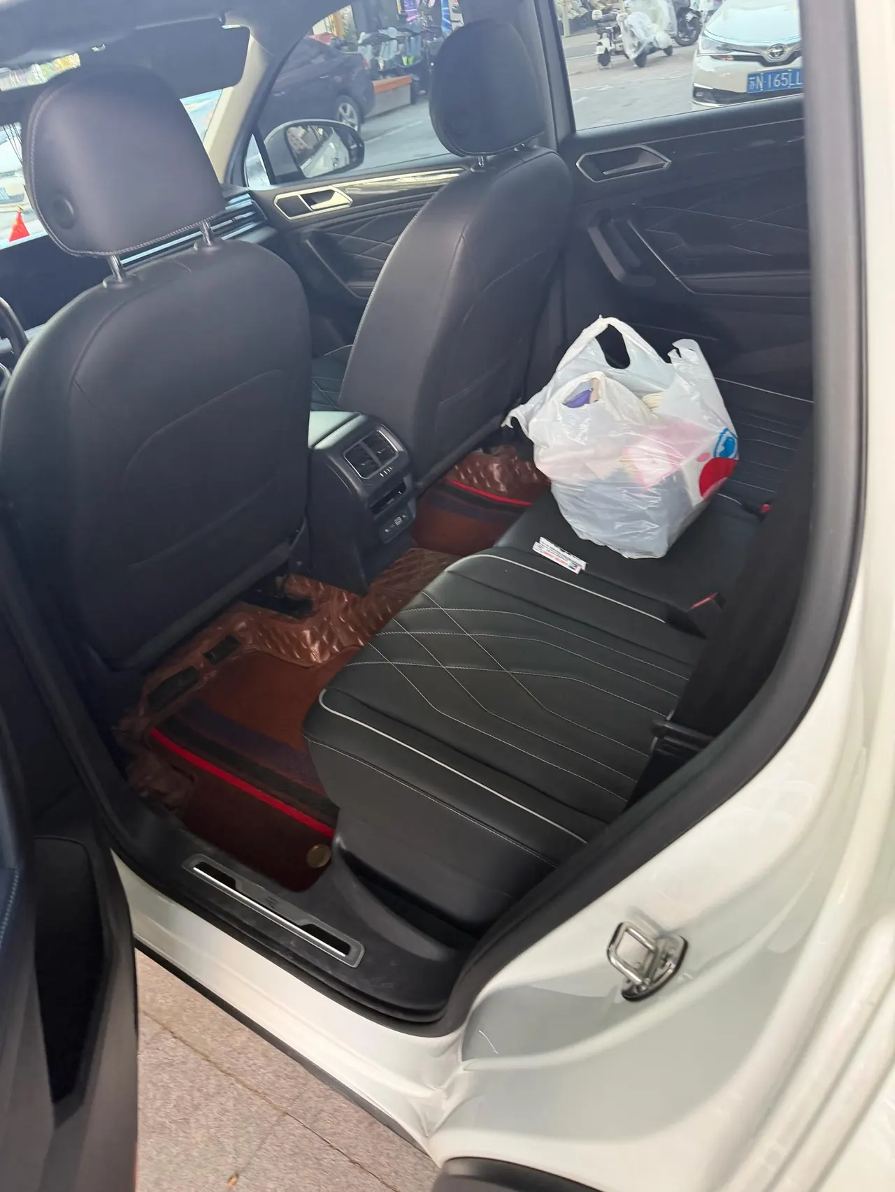 Volkswagen 2022 Tiguan L R-Line 2.0TSI 330TSI Two-Drive R-Line Overdrive Automatic Gear 4
