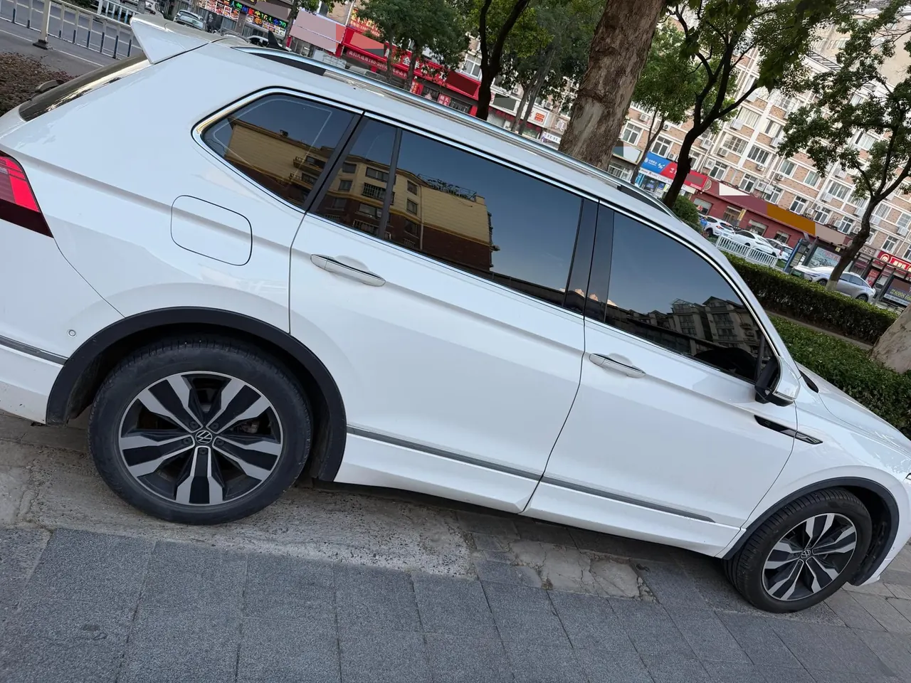 Volkswagen 2022 Tiguan L R-Line 2.0TSI 330TSI Two-Drive R-Line Overdrive Automatic Gear 7