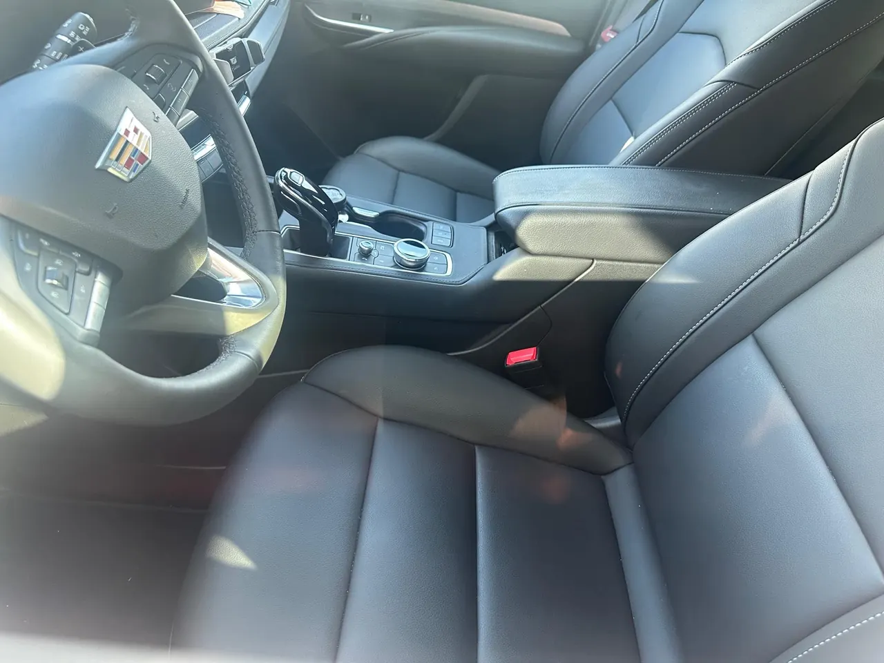Cadillac 2024 XT4 48V 2.0T 28T Two-Drive Luxury Automatic Gear 3