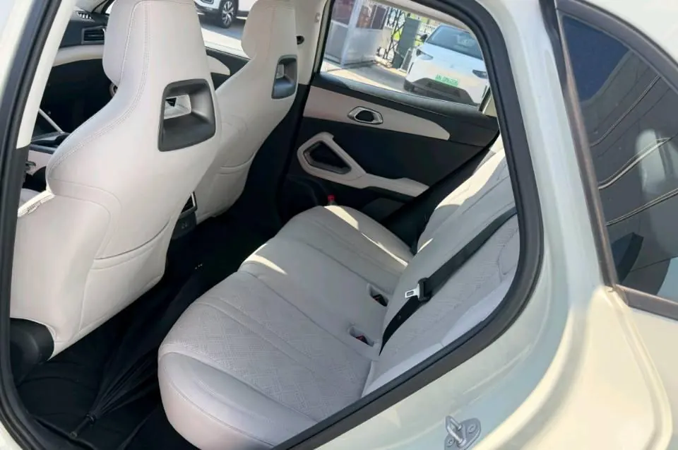 BYD 2025 Yuan UP Smart Driving 401KM Exceed Automatic Gear 4