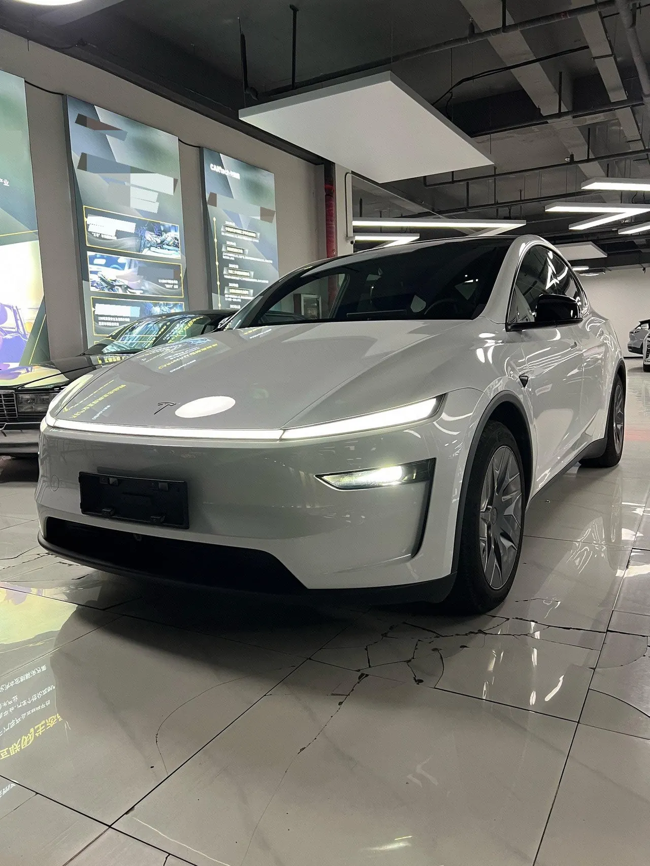 打开图片灯箱:Tesla 2025 Model Y L Long Endurance All-Wheel Drive Automatic Transmission