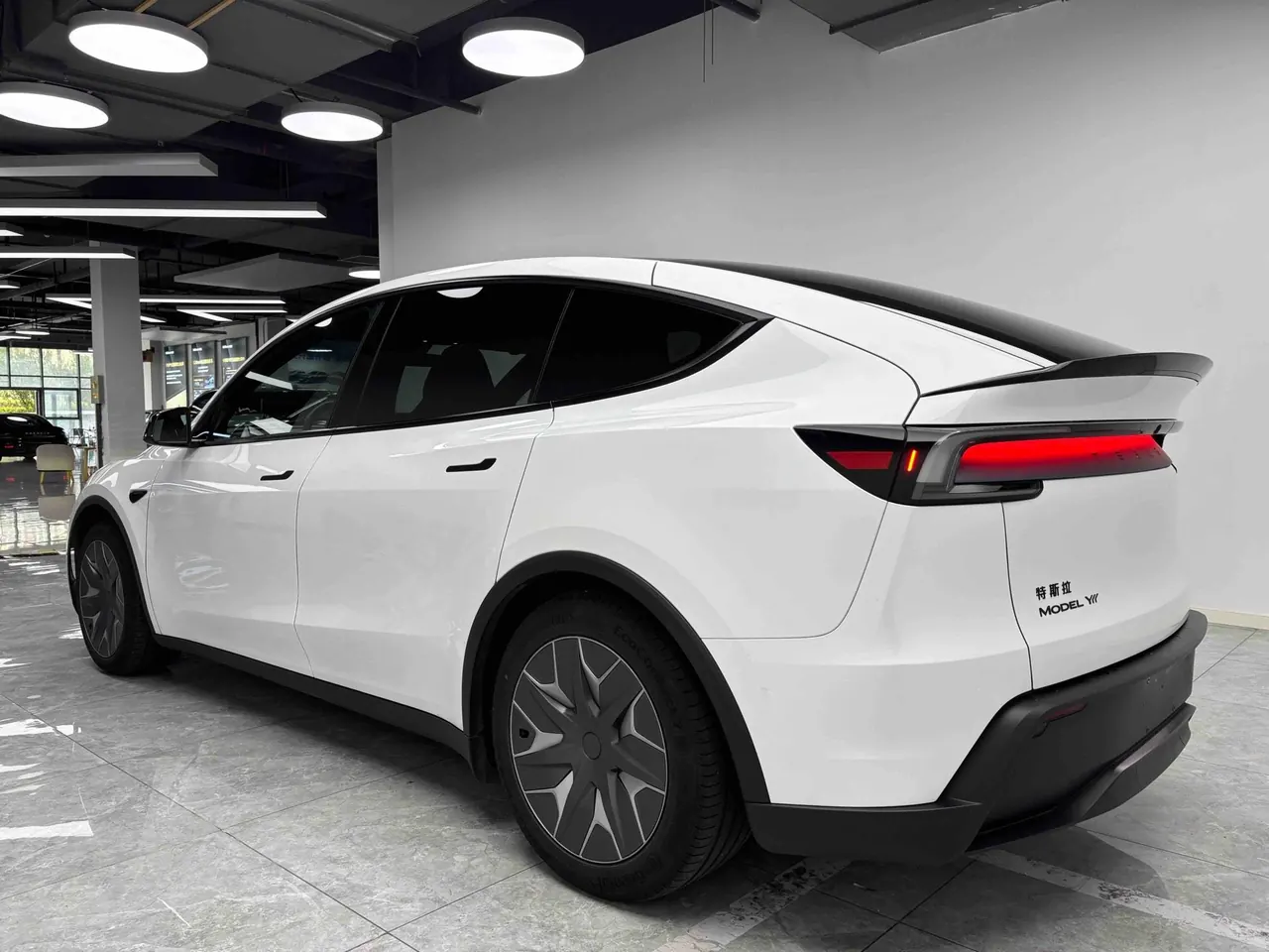 Tesla 2025 Model Y L Long Endurance All-Wheel Drive Automatic Transmission 4