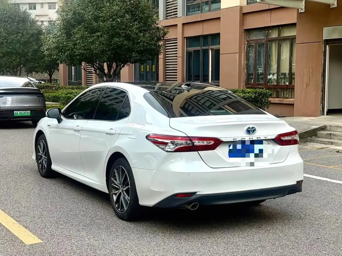 Toyota 2021 Camry Dual Engine 2.5HG Stepless Deluxe Automatic Gear 2