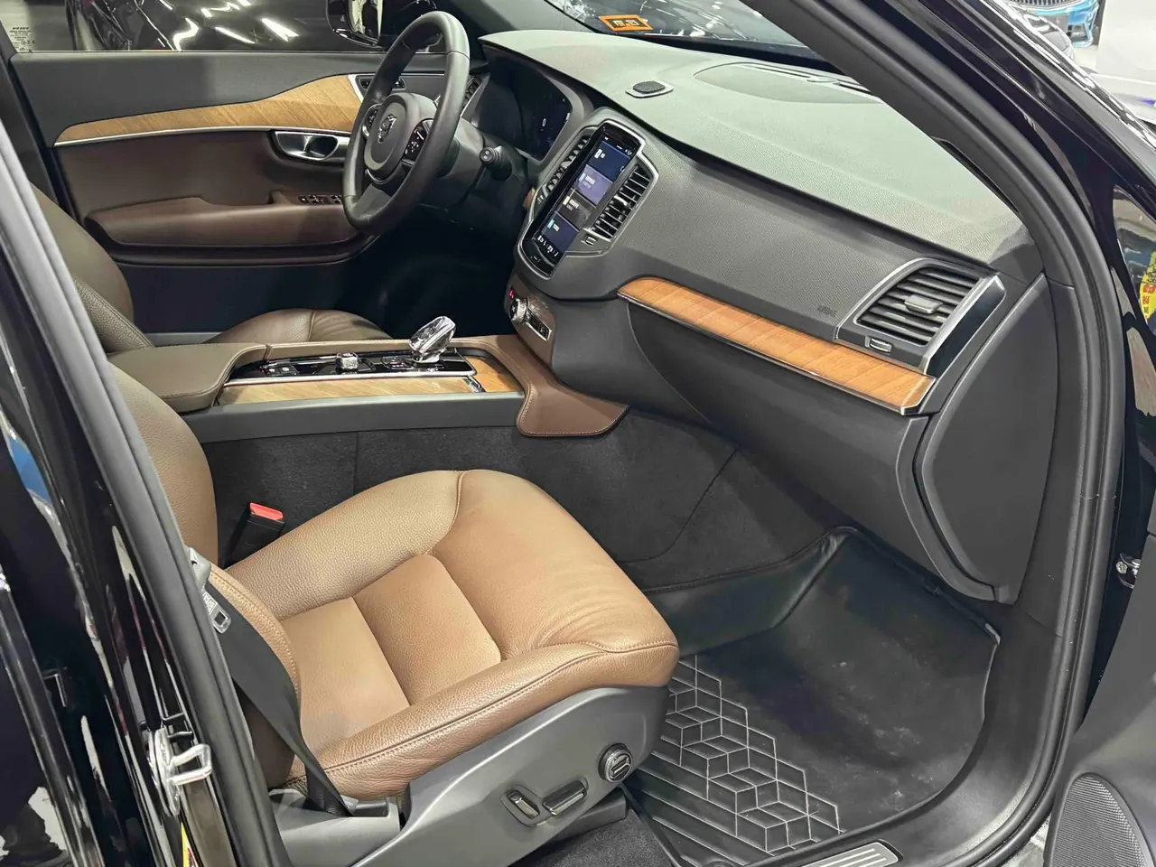 Volvo XC90 (Imported) 2024 XC90 48V 2.0T B5 Zhixing Deluxe Edition 7-seat Automatic Gear 7