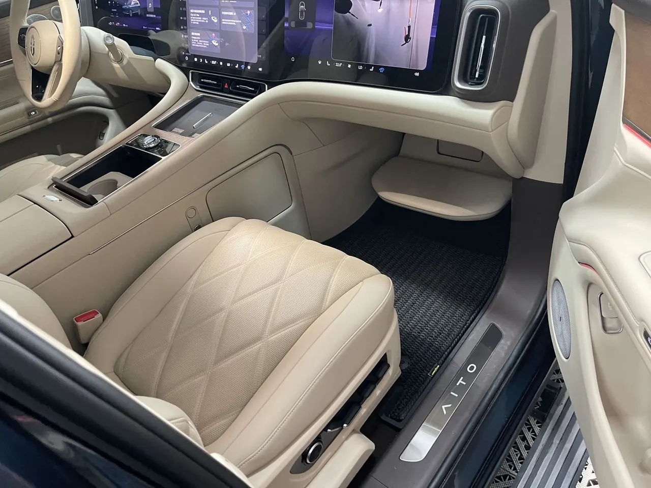 AITO 2025 AITO M9 extended range Ultra version 52kWh6 seat version automatic gear 5