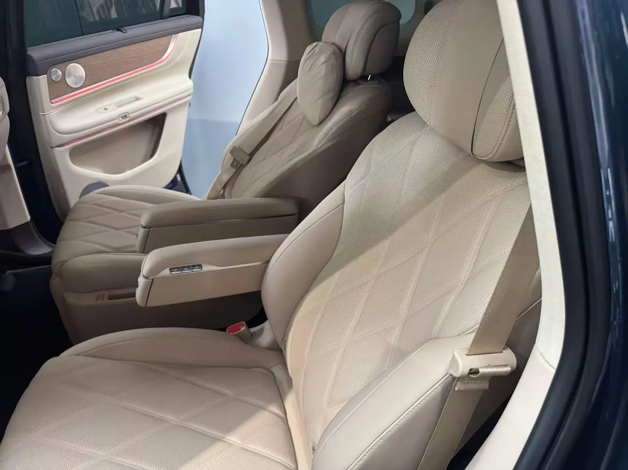 AITO 2025 AITO M9 extended range Ultra version 52kWh6 seat version automatic gear 7