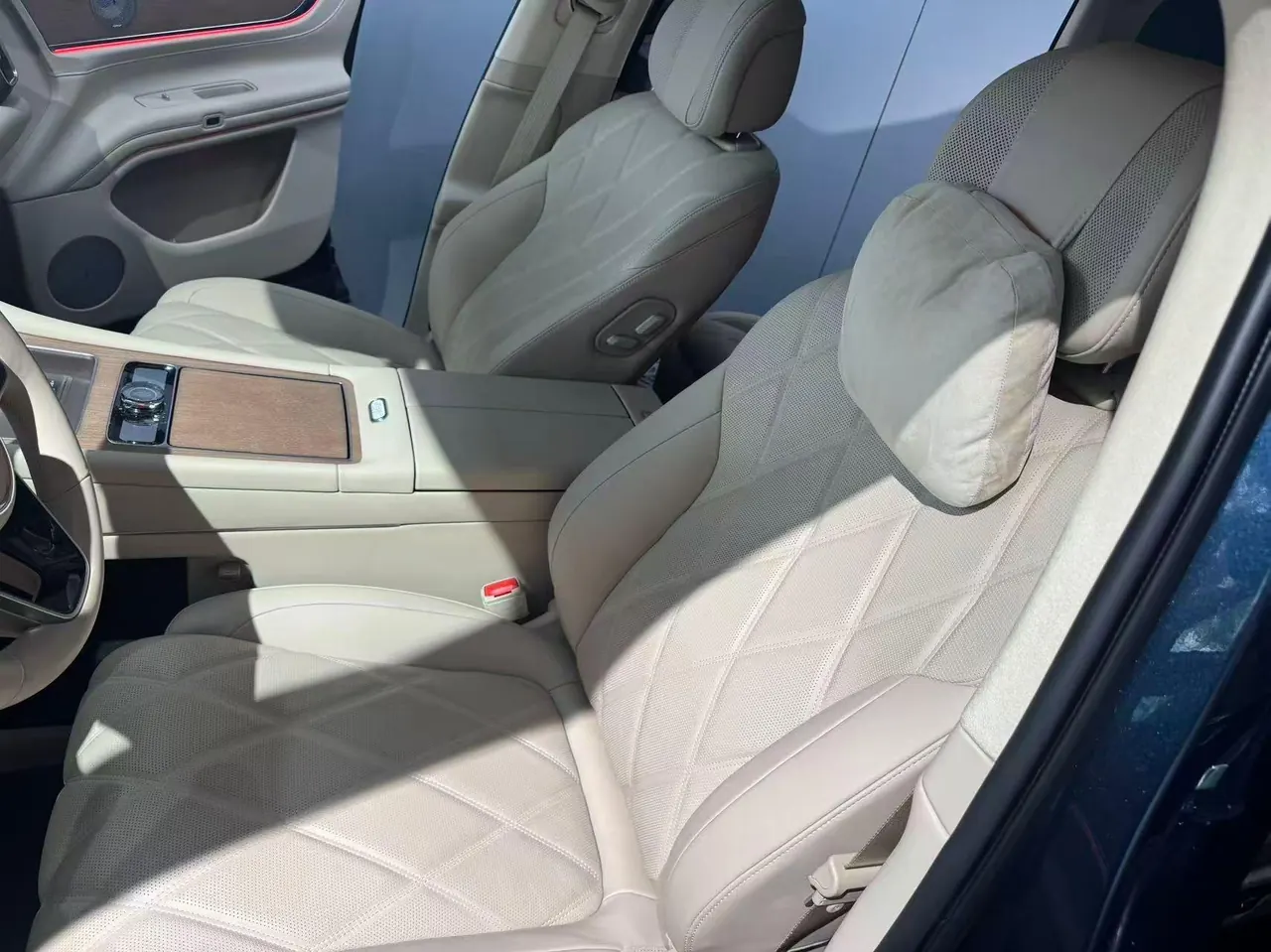 AITO 2025 AITO M9 extended range Ultra version 52kWh6 seat version automatic gear 8