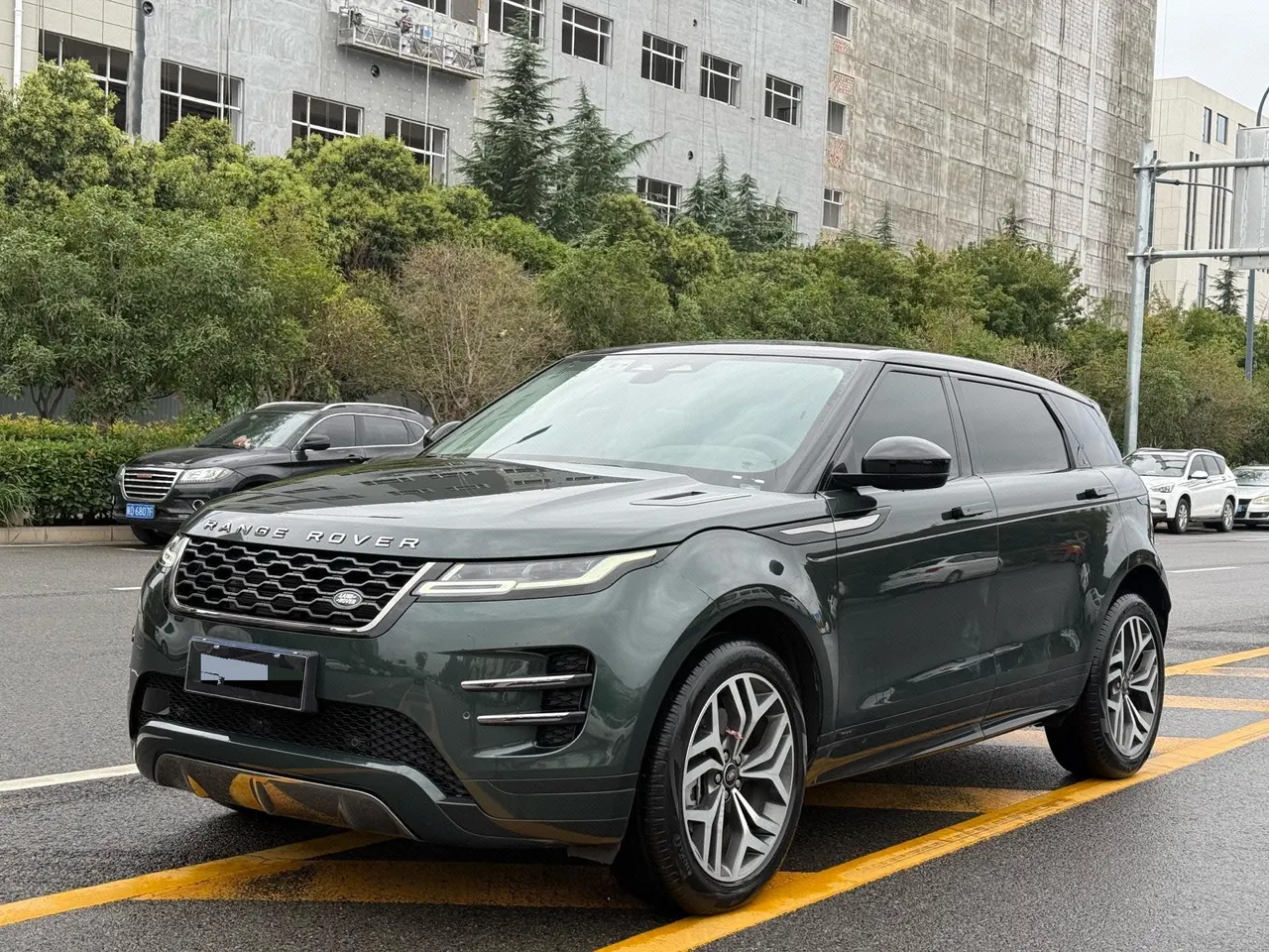 打开图片灯箱:Land Rover 2022 Range Rover Aurora L 48V 2.0T 249PS R-Dynamic Deluxe Automatic Gear