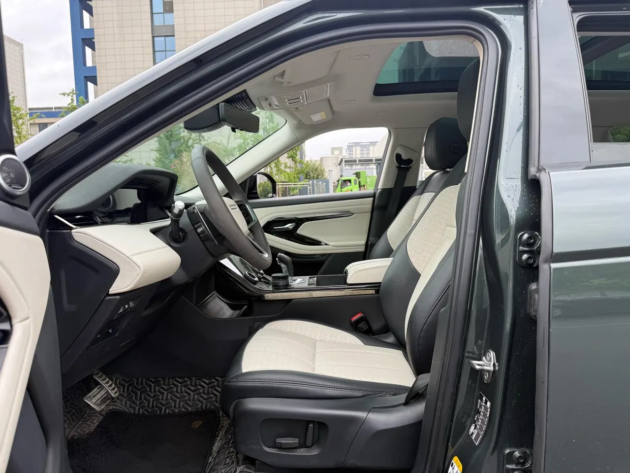 Land Rover 2022 Range Rover Aurora L 48V 2.0T 249PS R-Dynamic Deluxe Automatic Gear 2