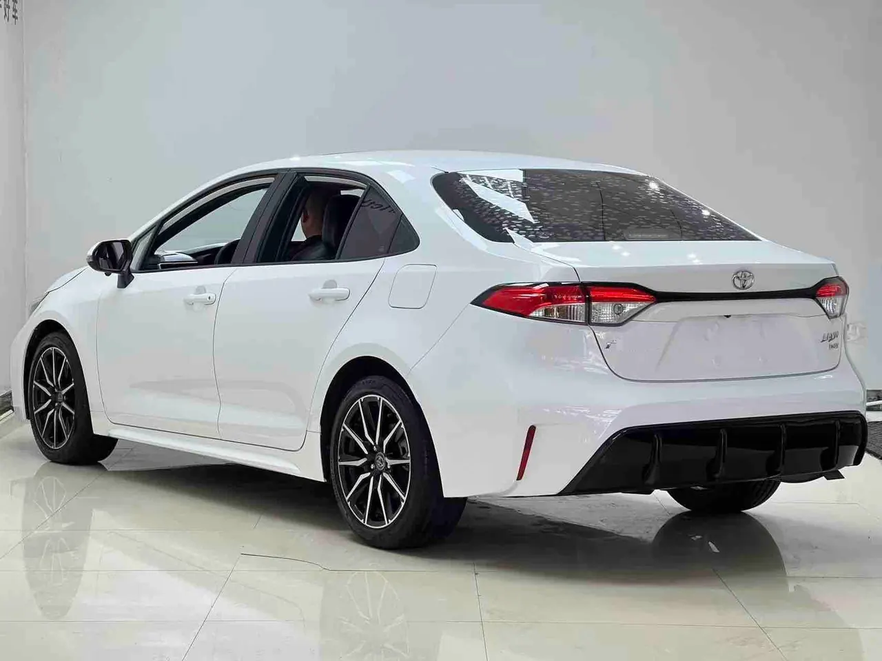 Toyota 2023 Lei Ling 1.2T Stepless 185T Sports Edition Automatic Gear 4