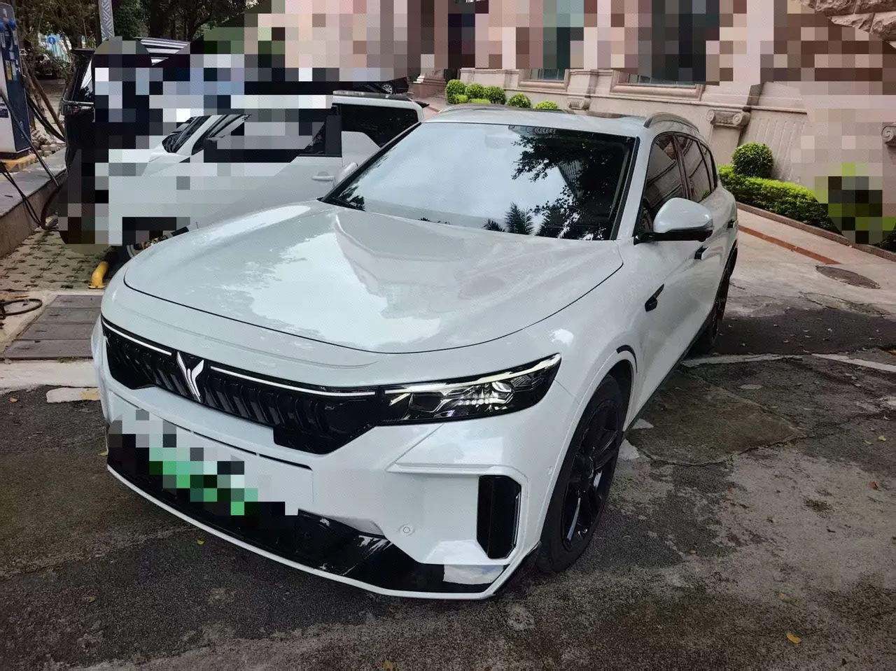 Open image lightbox: Voyah 2024 FREE Super Long Endurance Smart Driving Edition Automatic Gear