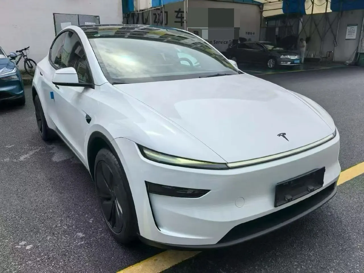 Tesla 2026 Model Y Rear-Wheel-Drive Automatic 3