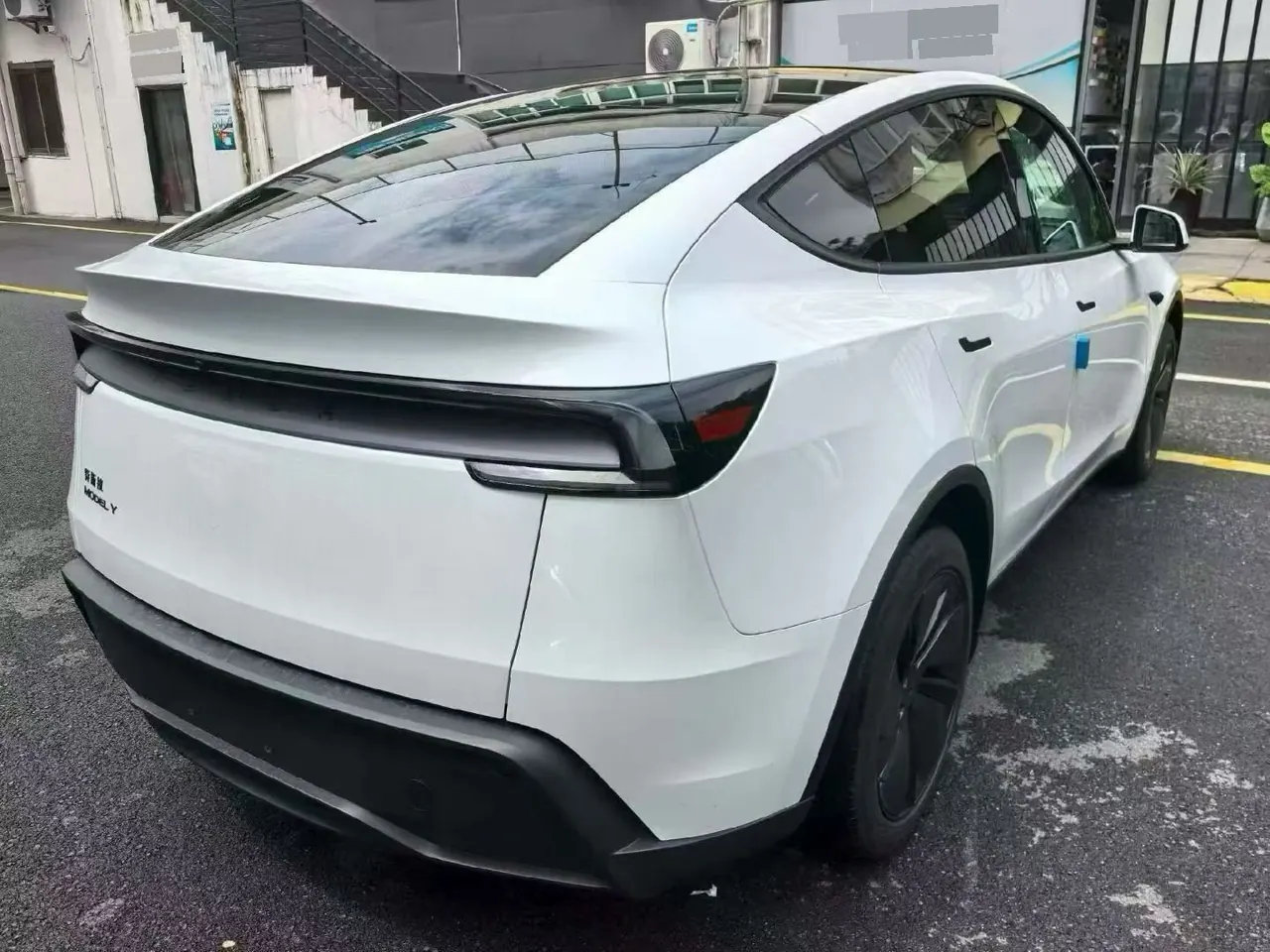 Tesla 2026 Model Y Rear-Wheel-Drive Automatic 7