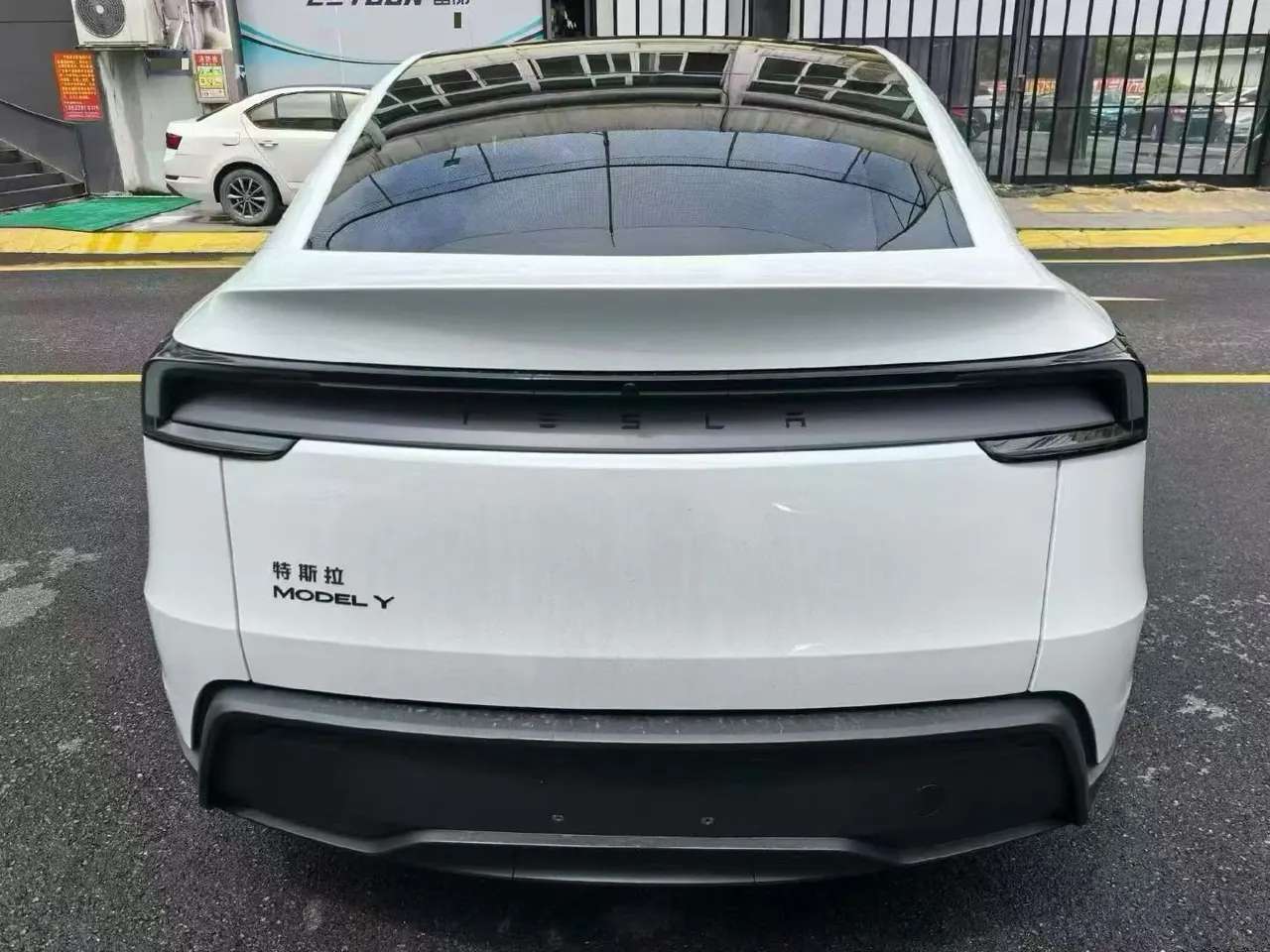Tesla 2026 Model Y Rear-Wheel-Drive Automatic 8