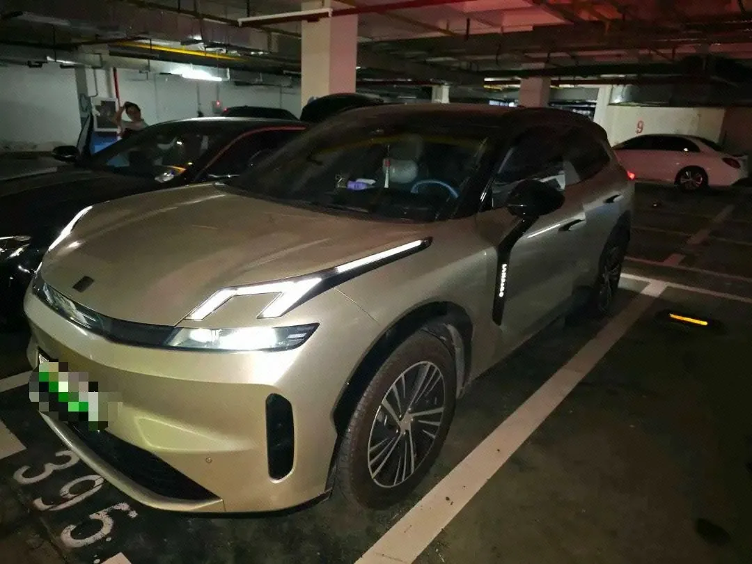 打开图片灯箱:LYNK&CO 2023 LYNK&CO 08 EM-P 1.5T 120km Long Endurance Halo Automatic