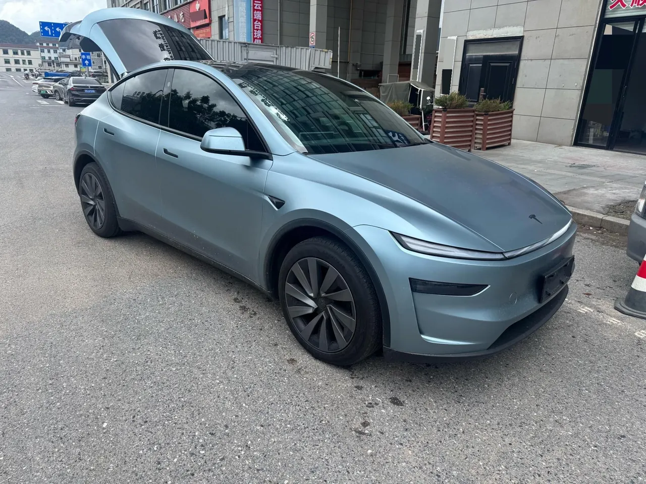 Tesla 2026 Model Y Rear-Wheel-Drive Automatic 3
