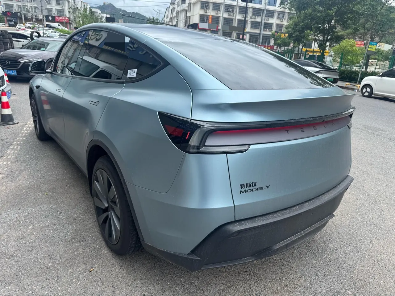 Tesla 2026 Model Y Rear-Wheel-Drive Automatic 5