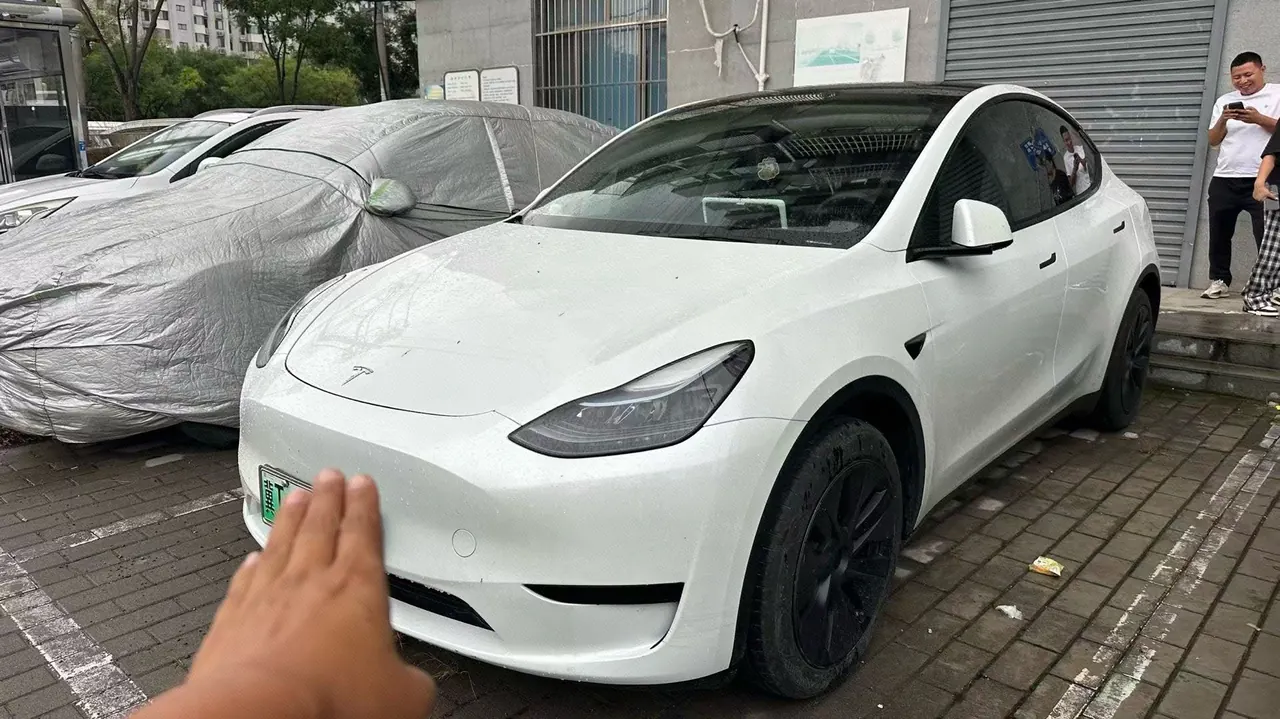 Open image lightbox: Tesla 2024 Model Y rear-wheel drive version automatic transmission