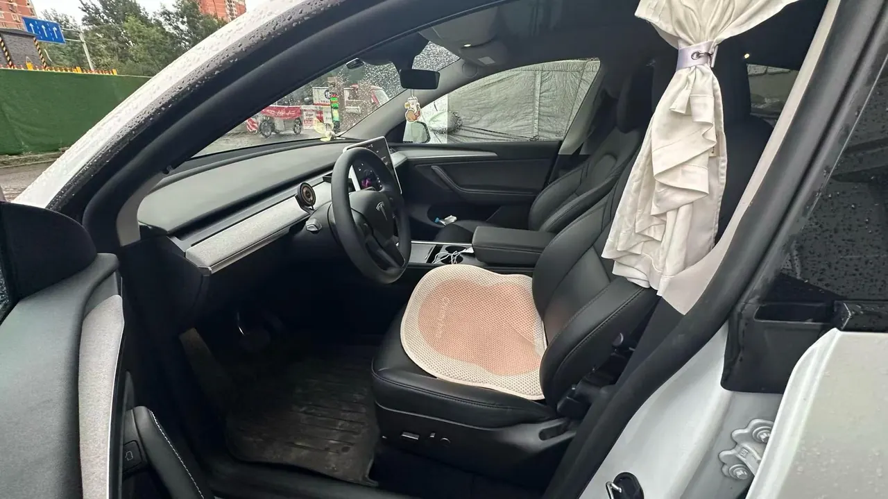 Tesla 2024 Model Y rear-wheel drive version automatic transmission 2