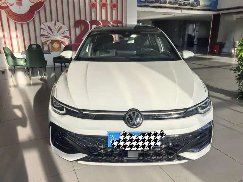 Volkswagen 2025 Golf 8 R-Line 1.5TSI 300TSI Automatic 2