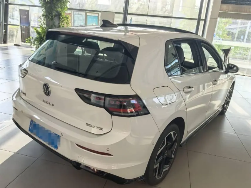 Volkswagen 2025 Golf 8 R-Line 1.5TSI 300TSI Automatic 3