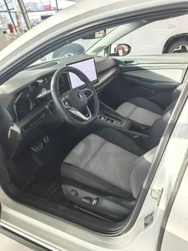 Volkswagen 2025 Golf 8 R-Line 1.5TSI 300TSI Automatic 6