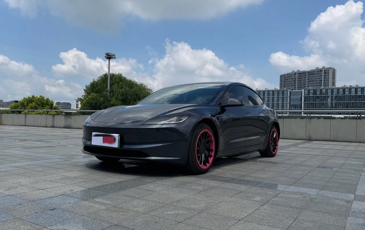 Open image lightbox: Tesla 2022 Model 3 rear-wheel drive version of automatic transmission