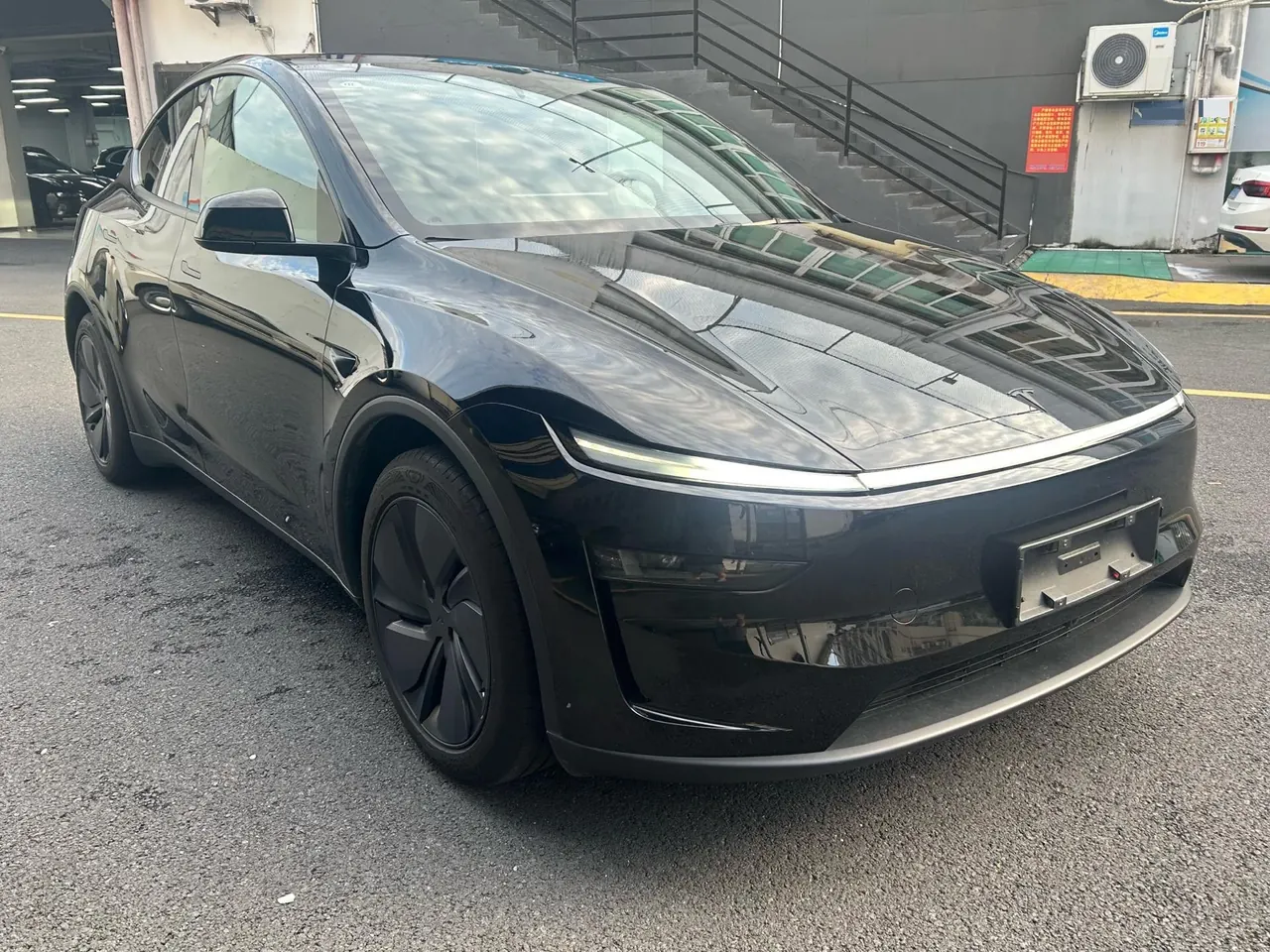Tesla 2026 Model Y Rear-Wheel-Drive Automatic 3