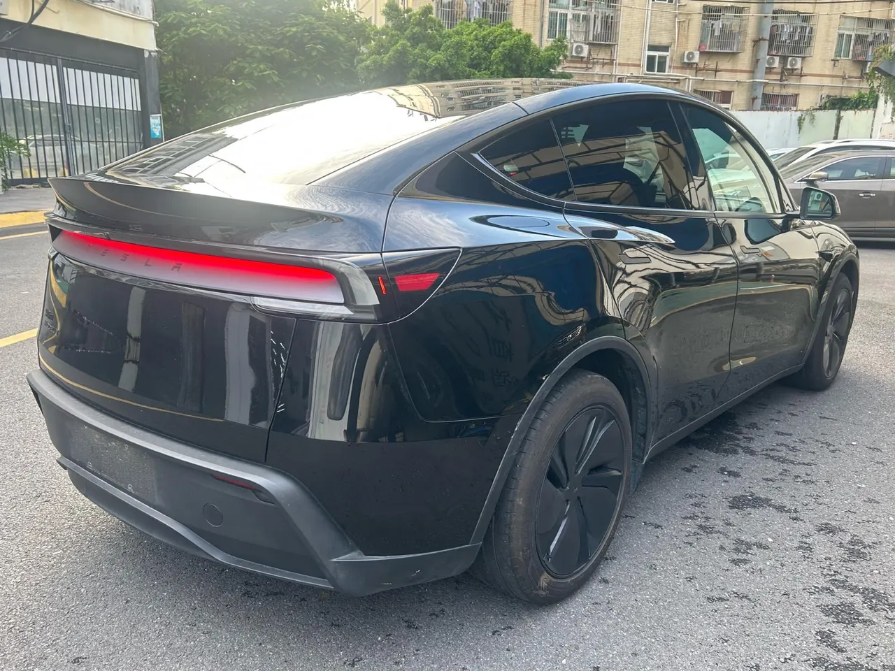 Tesla 2026 Model Y Rear-Wheel-Drive Automatic 6