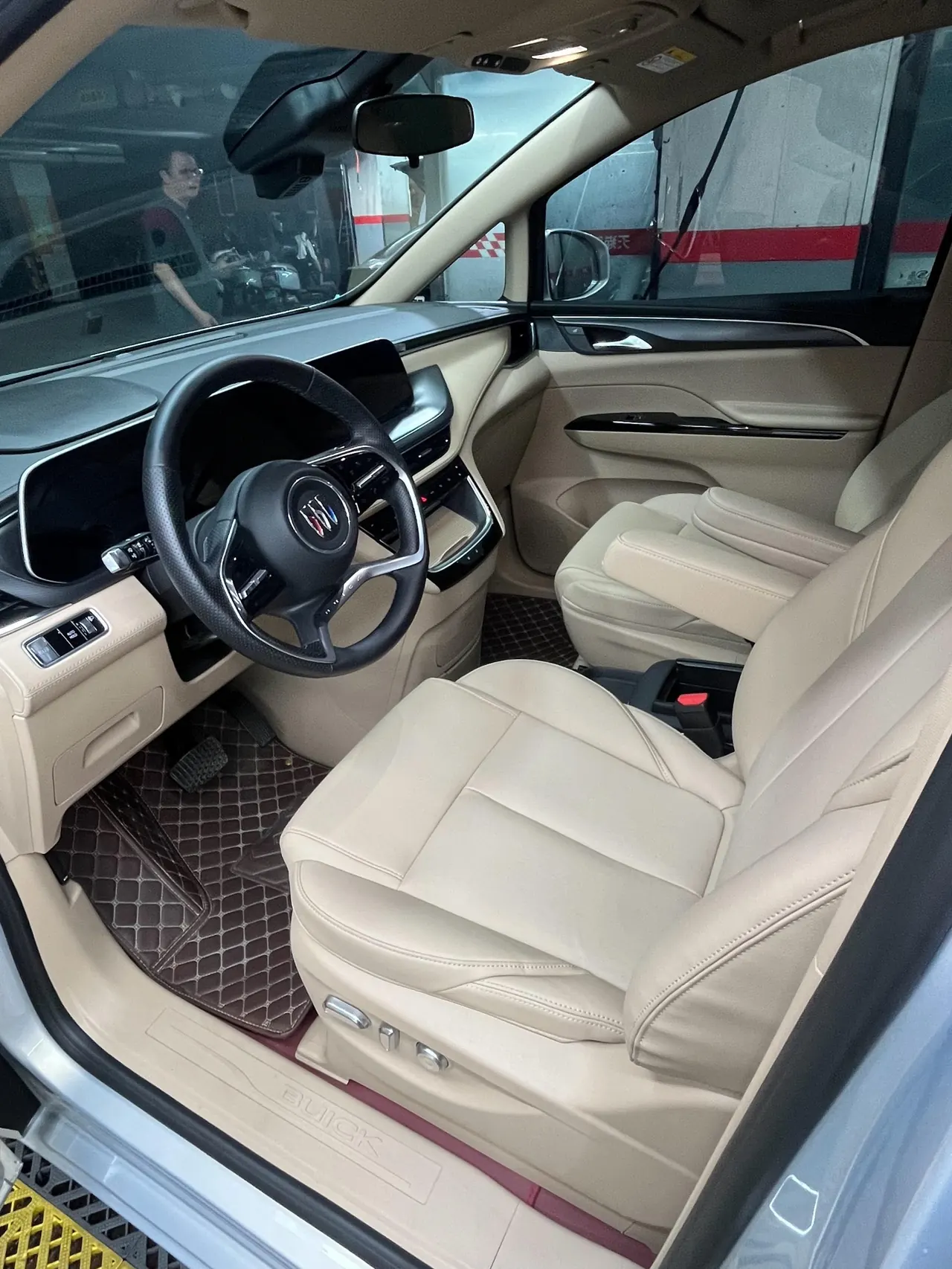Buick 2025 GL8 Land Business Cabin 2.0T Smart Enjoyment Version Automatic Transmission 2