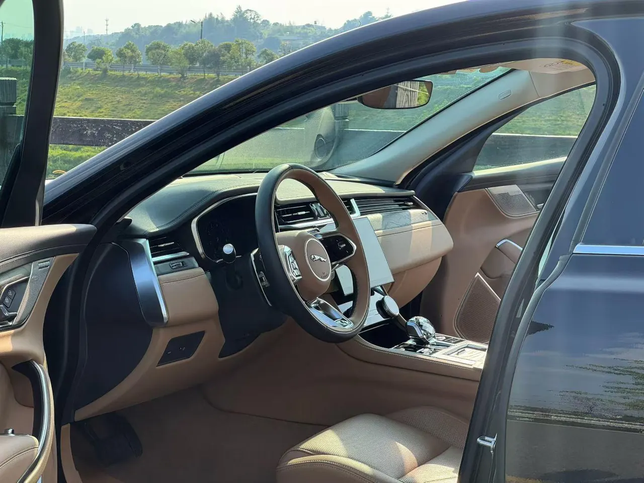 Jaguar 2023 XFL 2.0T P 12500.00g Drive Enjoy Deluxe Edition Automatic Gear 4