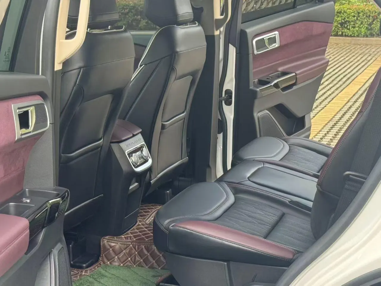 Ford 2023 Explorer 2.3T EcoBoost 285 Four-wheel Drive Titanium Edition 7-seat Automatic Gear 9