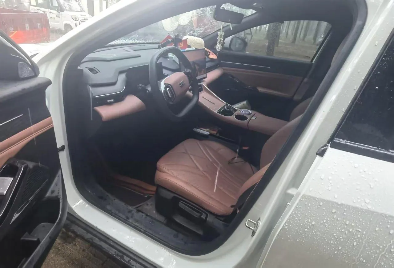 Geely Galaxy 2025 L6 EM-i 1.5 60km sailing version of automatic gear 6