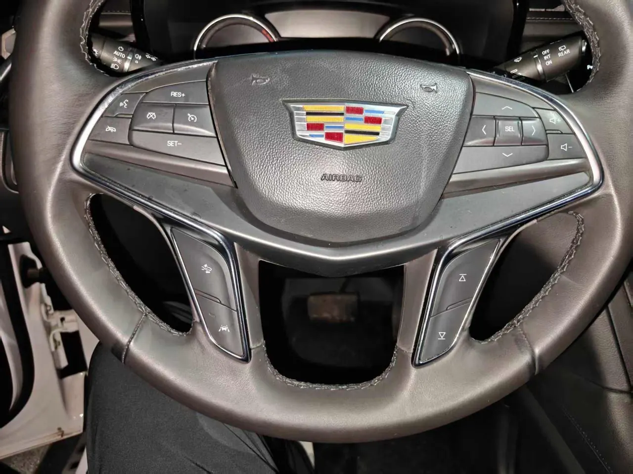 Cadillac 2021 XT5 48V 2.0T Two-Drive Luxury Automatic Gear 4
