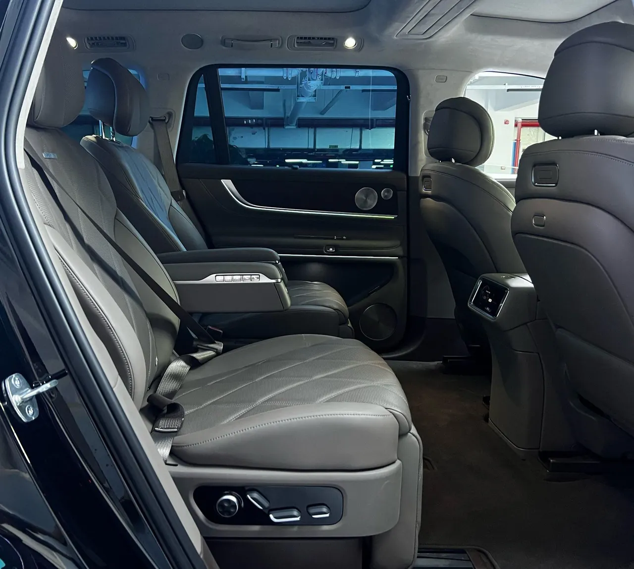 AITO 2025 AITO M9 extended range Ultra version 52kWh6 seat version automatic gear 8