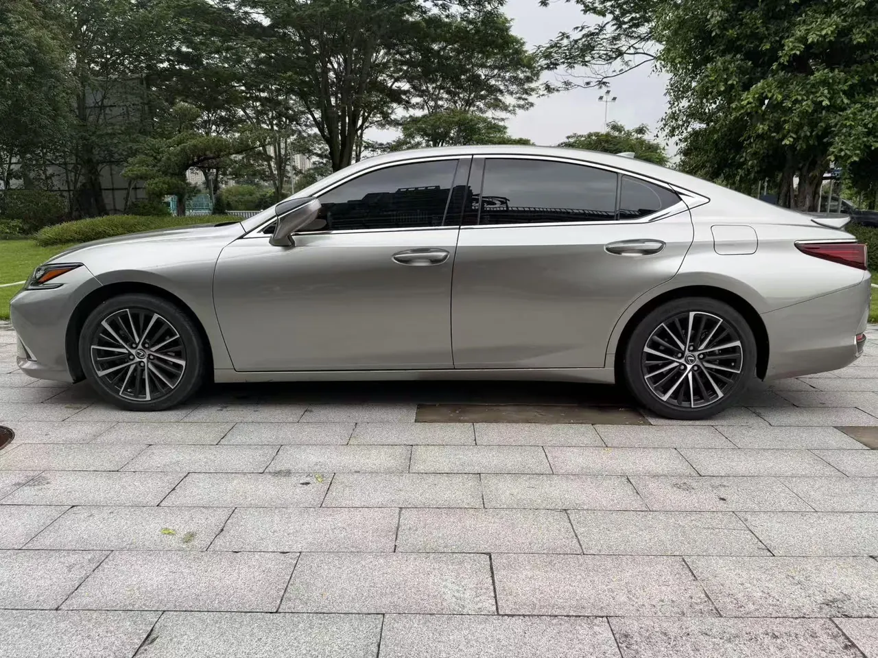 Lexus ES (Imported) 2022 ES300h 2.5 Stepless Premium Edition Automatic Gear 8
