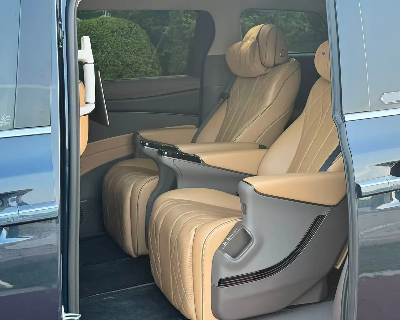 Denza 2022 Denza D9 DM-i 1.5T stepless 970 four-wheel drive flagship automatic gear 4