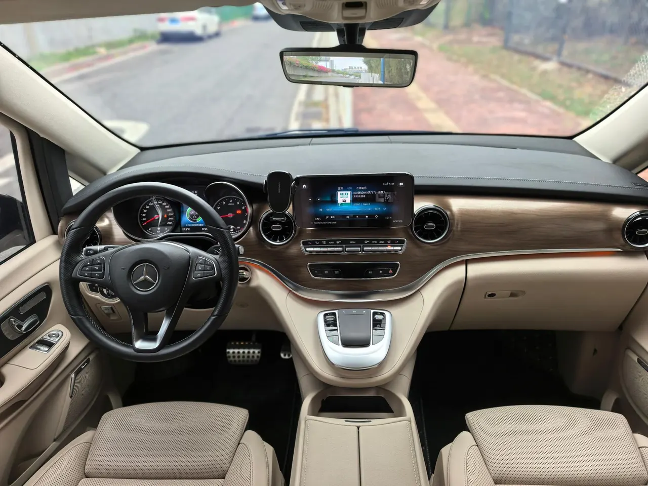 Mercedes Benz V 2022V 260 L 2.0T Deluxe Edition Automatic Gear 7