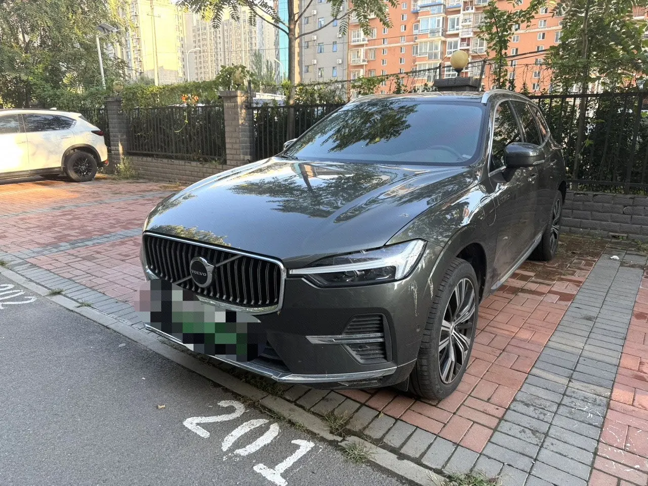 Volvo XC60 New Energy 2022 XC60 PHEV 2.0T T8 Four-wheel Drive Zhiyuan Deluxe Edition Automatic Gear - View 1