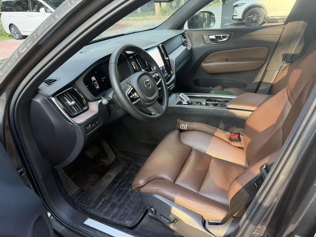 Volvo XC60 New Energy 2022 XC60 PHEV 2.0T T8 Four-wheel Drive Zhiyuan Deluxe Edition Automatic Gear 2