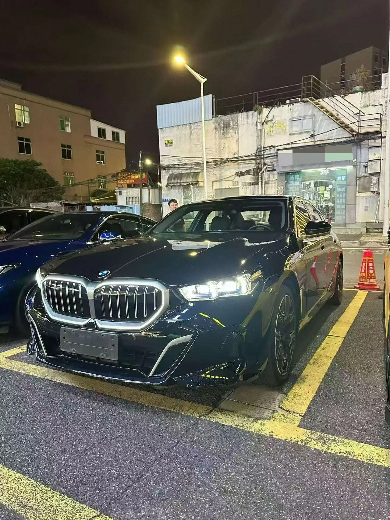 打开图片灯箱:BMW 5 Series 2024 model 530Li 48V 2.0T Leading Edition M Sport Package Automatic